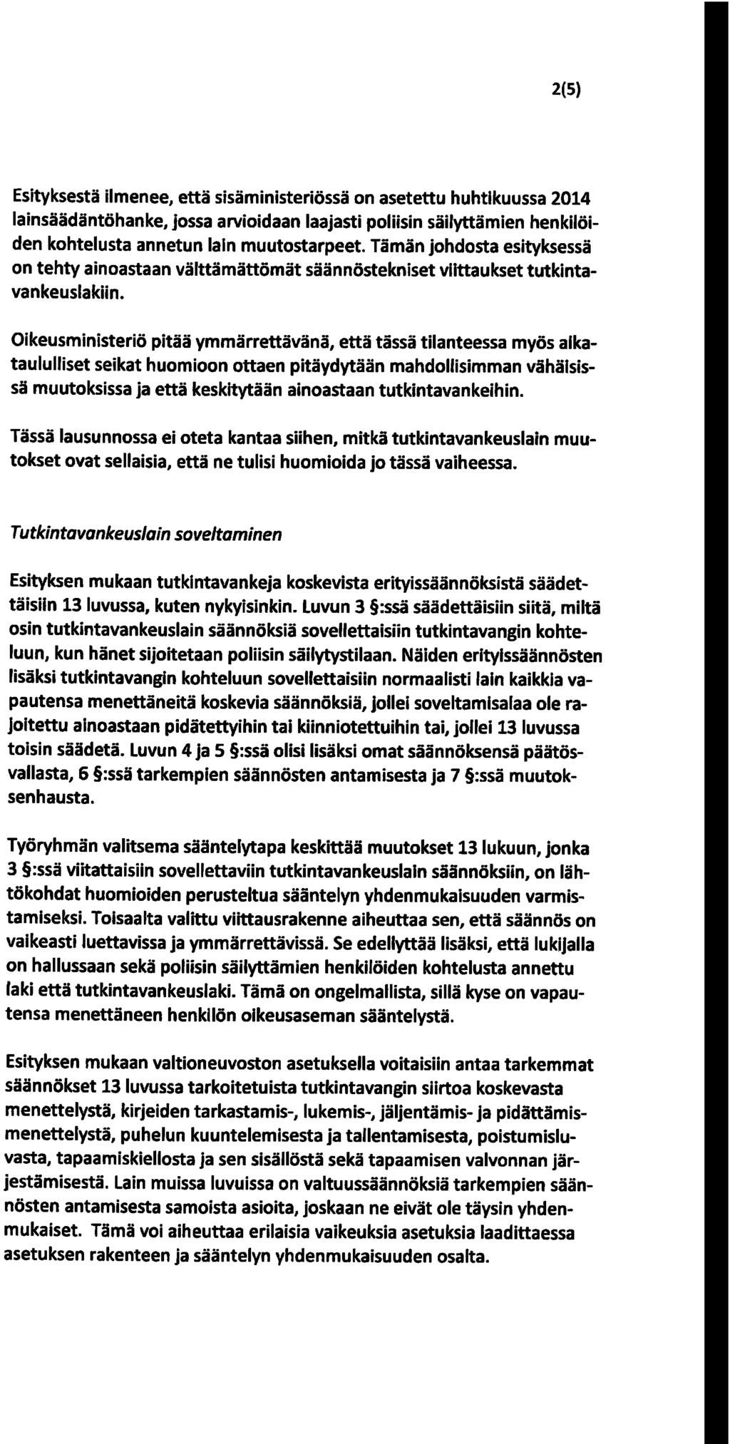 2(5) Esityksestä Ilmenee, että sisäministeriössä on asetettu huhtikuussa 2014 lainsäädäntöhanke, jossa arvioidaan laajasti poliisin säilyttämien henkilöiden kohtelusta annetun lain muutostarpeet.