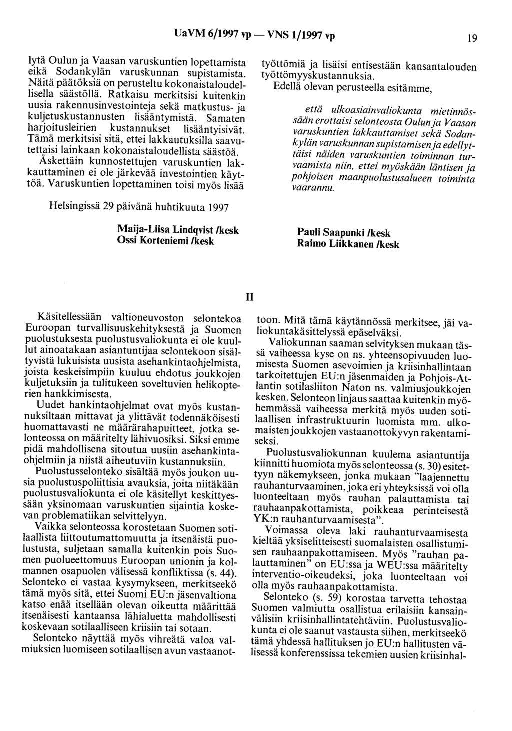 Ua VM 6/1997 vp- VNS 1/1997 vp 19 lytä Oulun ja Vaasan varuskuntien lopettamista eikä Sodankylän varuskunnan supistamista. Näitä päätöksiä on perusteltu kokonaistaloudellisella säästöllä.