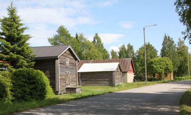 Kuva 26. Maakunnallisesti arvokkaan Säräisniemen kyläraittia. Vasemmalla on Kunnaksen 1700-luvulta periytyvä viljaaitta. (kuva: Kirsti Reskalenko).