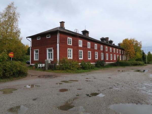 osasta, jonka länsipäädyssä on entinen panimomestarin (nyk. omistajan) asunto. Siihen on käynti sisäpihalta, kaarevakattoiselta kuistilta.