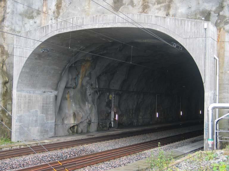 TAMPEREEN AMMATTIKORKEAKOULU TUTKINTOTYÖ 9 (56) 2 Suuaukkorakenteen rakentamisen tarkoitus ja työmenetelmän periaatteet Tunnelin suuaukkorakenne rakennetaan pääosin neljästä syystä.