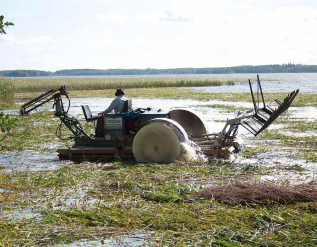 25 Poistettavan vesikasvillisuuden luonteesta riippuen voidaan käyttää mm. niittokonetta, raivausnuottaa, harausta tai ruoppausta (Ulvi & Lakso 2005, 258 259).