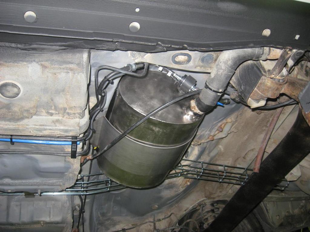 15 (28) Polttoainetta varten auton alkuperäisen polttoainesäiliön tilalle tehtiin pienempi, noin 10 litran säiliö. Alkuperäisestä säiliöstä siirrettiin polttoainemäärän anturi uuteen säiliöön.