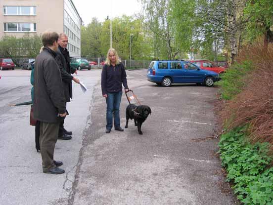 Polkupyörien pysäköintipaikan rakentaminen selkeyttäisi alueen toimintoja.