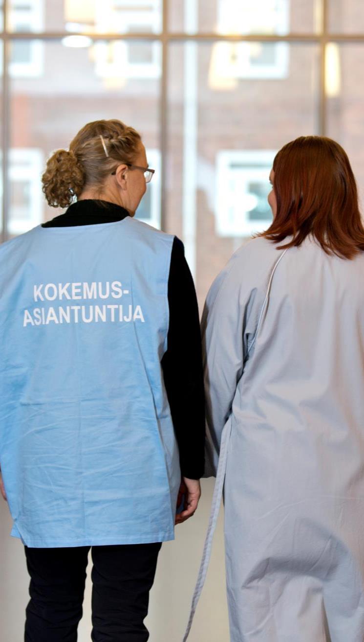 Kokemusasiantuntija Pitkäkestoisen koulutuksen suorittanut pitkäaikaissairas, joka on kuntoutunut sairaudestaan tai pitkäaikaissairaan omainen Koulutuksessa saanut teoreettisia valmiuksia mm.