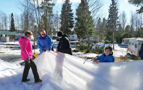 Ohjelmassa oli myös mielenkiintoista jäämaalausta jäälle tehdyt taideteokset eivät säily kuin kevääseen jäiden lähtöön.