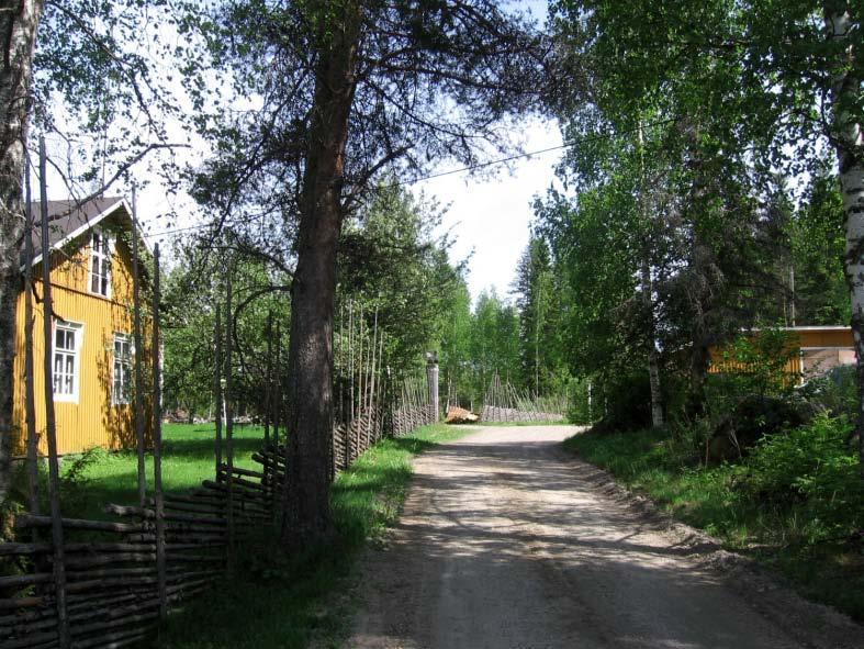 Metsäsaarekkeet ja tilakeskukset kumpuilevien peltojen keskellä tuovat vaihtelua maisemaan. Pelloilla on suuria kiviä. Alueella on sieviä talousrakennuksia tiemaisemassa (esim.