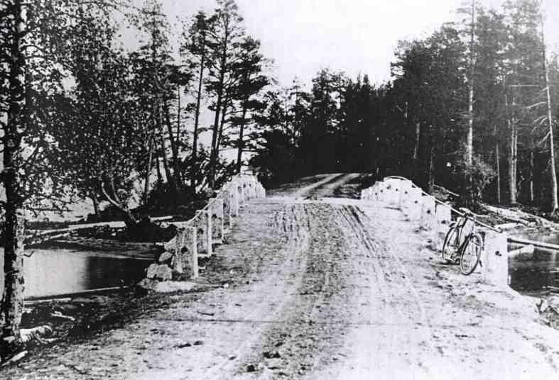 Kuokansilta. Silta on alkujaan ollut Peiponsalmen-Tankolammen tiehen kuulunut hirsiarkulla lepäävä puusilta. Se uusittiin vuonna 1910 rakentamalla silta kiviarkulle.