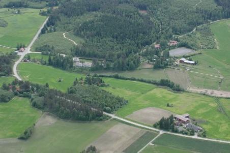 Etenkin Pohjoiskylä, mutta myös Eteläkylä ovat tyypillisiä hajakyliä, joissa talojen etäisyys kasvaa kyläkeskuksesta reunoille siirryttäessä.