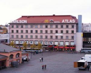 Tulliportinkadun toisella puolella on Osuuspankin talo (4-15-4), joka alun perin valmistui n Säästöpankille vuonna 1962, suunnittelijana arkkitehti Veijo Kahra.