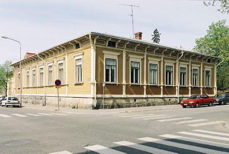 kaksikerroksinen piharakennus on arkkitehti Seppo Ruotsalaisen piirtämä. Kuninkaankadun miljöötä täydentää kadun alkupäässä oleva Piispala (g), joka on toiminut mm.