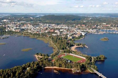 6. VÄINÖLÄNNIEMI Kuvaus: Väinölänniemi on yksi maamme vanhimmista kaupunkipuistoistamme. Alun perin Pappilanniemenä ja Kinnulanniemenä tunnetulla niemellä sijaitsivat pappilan rakennukset.