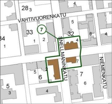 7. J. V. SNELLMANIN KOTIMUSEON KULMAUS a b c Kuvaus: J. V. Snellmanin kotimuseo (a) (1-7-7) on rapattu yksikerroksinen puurakennus vuodelta 1827.