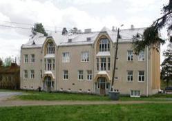 Neljän perheen asuinrakennus (b) ja sen ulkohuonerakennus on siirretty vuonna 1922 Karjalan kannakselta. Rakennukset ovat toimineet ratainsinöörin toimistona ja asuntona.