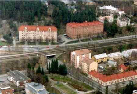 32. ASUNTOLA JA PÄIVÖLÄ Kuvaus: 1920-luvun alkuvuosien asuntopulan aikoina on rakennettiin myös kerrostaloja, joista Asuntola- ja Päivölä nimiset rakennukset suunnitteli arkkitehti Oiva Kallio.