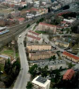 33.LINNANPELLON KERROSTALOALUEET Kuvaus: Linnanpellon asemakaava on vuodelta 1945 ja arkkitehti Otto- Iivari Meurmanin käsialaa.