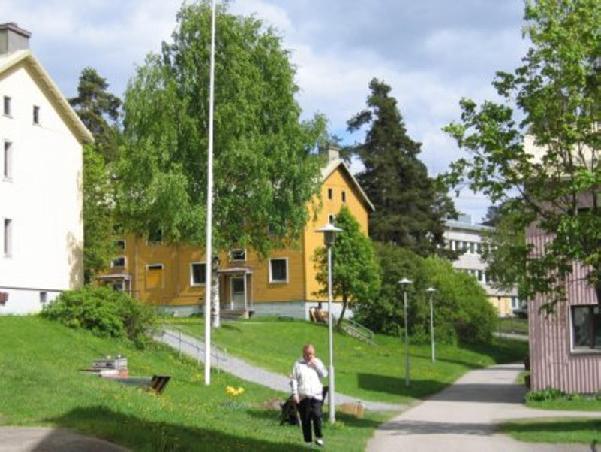 Killisenkadun varrella on kaksi taloa 1960-luvulta, jotka on rakennettu arkkitehti Seppo Ruotsalaisen ja arkkitehti Arvo Tanskasen piirustuksilla.