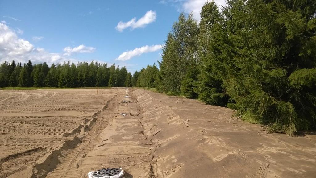 Kentän alittavat 110 mm salaojaputket asennettiin n. 40 cm kentän pohjarakenteesta alaspäin. Kentän keskivaiheella vaihdettiin putken kaadon suunta toisen laidan runkolinjaan.