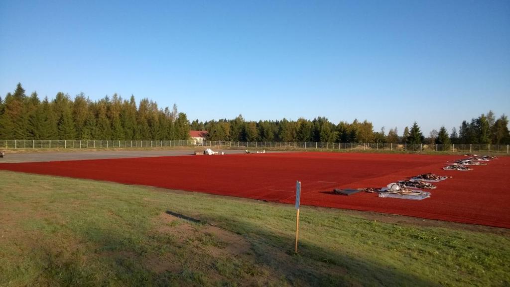 alle asetetuilla muoveilla. Tekonurmen levitys ja liimaus tapahtui nopeasti (kuva 7). KUVA 7. Tekonurmi levitettynä ja liimattuna Työ jatkui kentän rajaviivojen teolla.