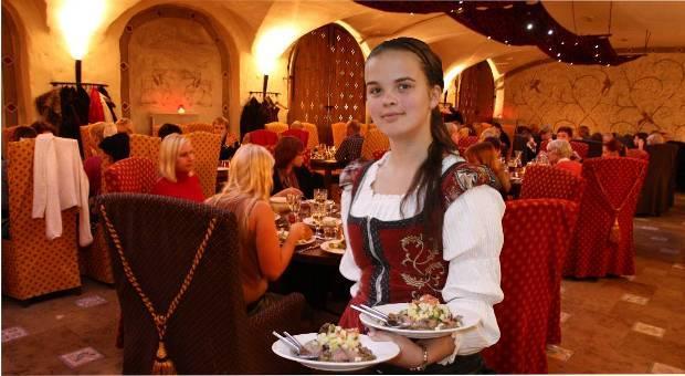 Ravintola Maikrahv ryhmämenut 2014 Maikrahvin juhla-ateriat Maikrahvin muhkea juhlapöytä korkea-arvoisille raatiherroille Suuren Killan juhla-ateria Maikrahvilla