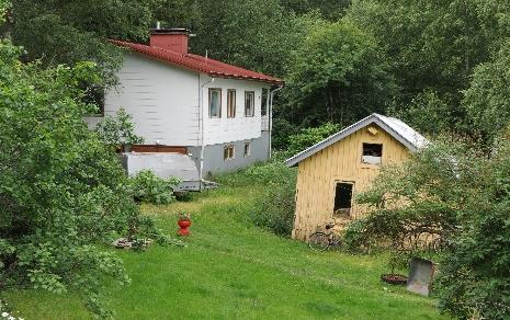 Kujan päässä sijaitsee lähiseudun katujen aurauslumien säilytysalue ja Kymijoen rannassa veneiden säilytyspaikka.
