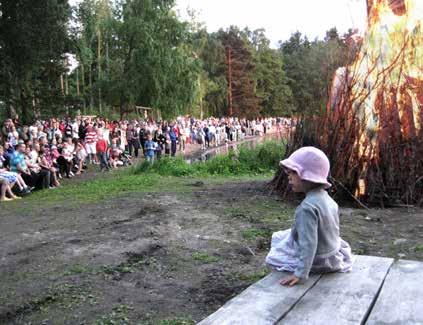 Raamattukylä on mukana Vivamon juhlapyhissä IHMISEN POIKA pääsiäisvaellus Vaelluksen alussa Jeesus saapuu Jerusalemiin ja syö pääsiäisaterian opetuslasten kanssa.