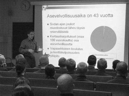 KOSKI08 ON MYÖS HUOLLON VOIMANNÄYTE Vääpelikilta ry:n kouluttajia vieraili harjoituksessa. Mikael Wathén pitämässä infotilaisuutta AUoppilaille.