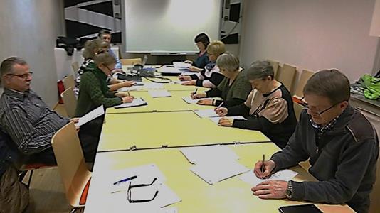 KEVÄTRETKI PYYNIKILLÄ Tampereen Työväenopiston Tanhuajien kevätretki tehtiin vanhasta käytännöstä poiketen maanantaipäivänä. Lähtöpaikkana oli tuttu Pyynikintori ja sen kellon alle kokoonnuttiin 8.5.