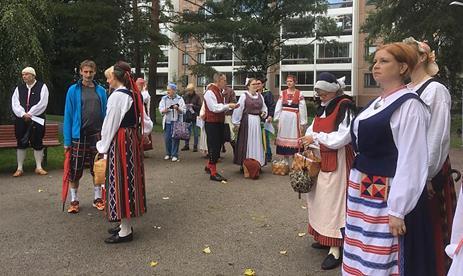 KANSALLISPUKUJEN TUULETUSPIKNIK 5.8.2017 Osmonpuistossa klo 12-14 Kansallispuvun syntymäpäivänä 5.8. juhlittiin suomalaista kansallispukua ja nostettiin malja 100- vuotiaalle itsenäiselle Suomelle.