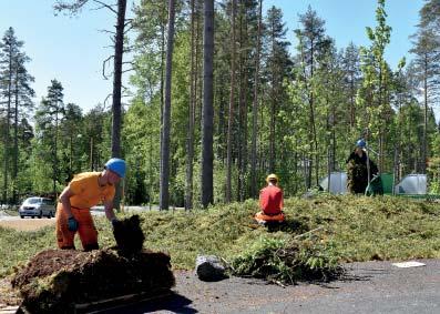 Kunttaa asennetaan leikkipuistoon.