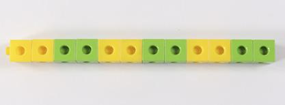 lukumäärä 12 Oppilas rakentaa lukumäärän kahdella värillä ryhmittäin. Hän laskee palikat ryhmittäin 0, 2, 4, 6, 8, 10, 12.