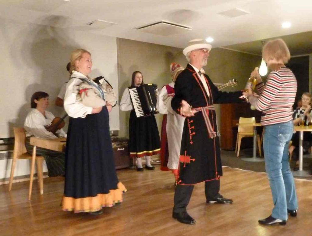 Hotellin ylimmässä 8. kerroksessa on näköalakahvila, jonka ulkoterassilta on hieno näköala kaupungin ylle.
