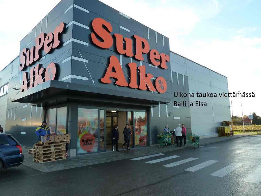 Ensimmäisenä oli hieman kaupungin keskustan ulkopuolella sijaitseva suuri kauppakeskus (hypermarket), jossa Rimi palvelee kello 8-22 välillä, muut pienemmät liikkeet 10-21.