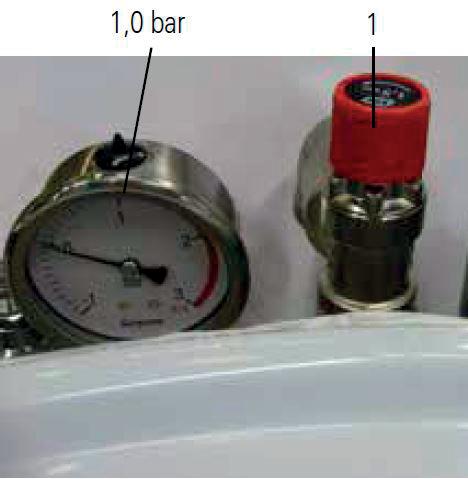 Lämmitä pataa kunnes painemittari osoittaa noin 1,0 barin painetta. 5. Avaa varoventtiili nostamalla kevenninvartta (1) varovasti ylöspäin.