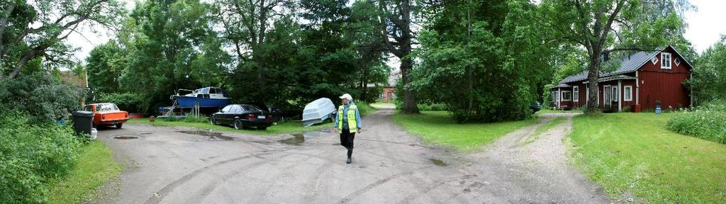 hiekanottoja. Pihapiirin kaakkois- ja itäpuolella on tiheää jalopuumetsää, joka laskeutuu paikoin jyrkästi kohti Gumnäsin rantaviivaa noudattelevaa ulkoilupolkua.