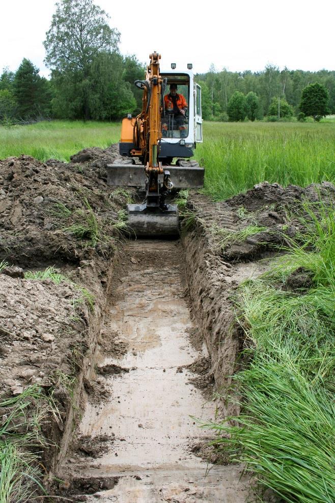 Kaivutyö eteni kuorimalla kaivinkoneella arkeologin valvonnassa noin 20 40 cm paksu multava kyntökerros, jonka alta paljastui hieno keltainen puhdas hieta tai harmaa pohjasavi.