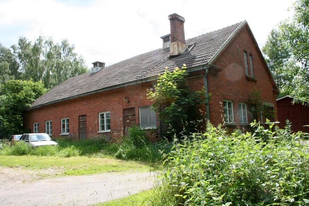 Gumnäsin piha-alueen itäreunalle avattiin kaivinkoneella noin 30 m 2 laaja kaivausalue (Kartta 1 s. 4).