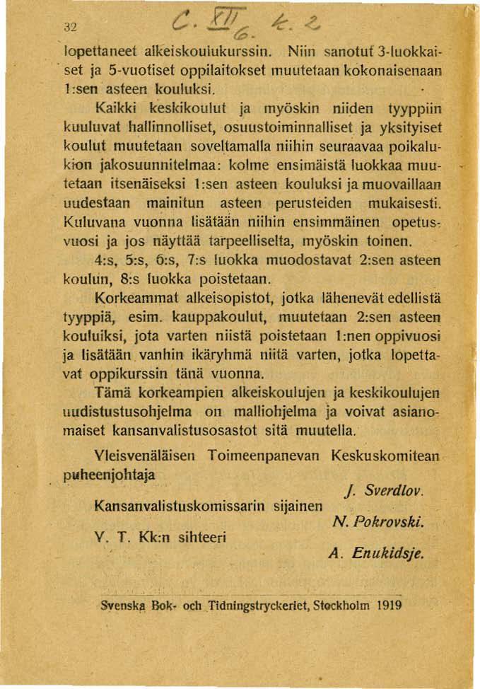 32 lopettaneet alkeiskoulukurssin. Niin sanotuf 3 luokkai-. set ja 5,vlIotisef oppilaitokset muutetaan kokonaisenaan 1 :sen asteen kouluksi. Kaikki keskikoulu!