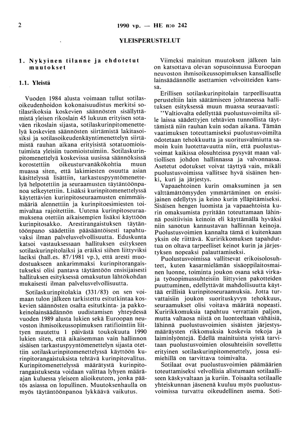 2 1990 vp. - HE n:o 242 YLEISPERUSTELUT 1. Nykyinen tilanne ja ehdotetut muutokset 1.1. Yleistä Vuoden 1984 alusta voimaan tullut sotilasoikeudenhoidon kokonaisuudistus merkitsi sotilasrikoksia