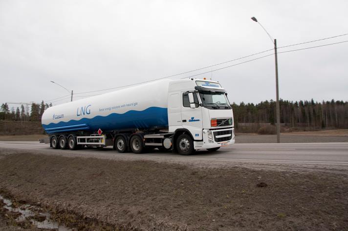 26 Kuva 16. LNG:n kuljetusta säiliöautoilla. 19 Kuva 17. LNG:n varastointia käyttöpisteessä AS. 20 Pohjoismaiset LNG-markkinat ovat rakentumassa.