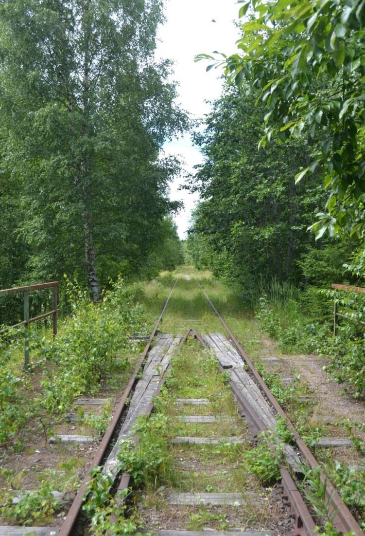 7 Kuva 2. Pusikoitunutta PPH-radan liikenteeltä suljettua osaa. 1.