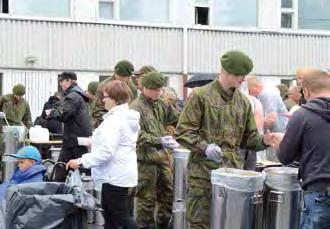 Komea tilaisuus sujui tihkusateesta huolimatta hyvin ja siirtymiset paikasta toiseen onnistuivat järjestelmällisesti.