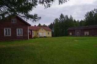 asuinrakennus, jossa on toiminut koulu 1940-luvulla. Lisäksi on pienempiä ulkorakennuksia. Pihapiiriin johtaa pitkä kuusikuja. MRKY15: R, M - Käden jälki.