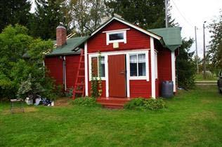 varressa, peltoaukean laidassa, osana tiivistä taloryhmää sijaitseva pieni tila, jonka 1800-1900-lukujen vaihteessa rakennettu