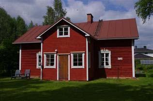 Päärakennus on tehty Sillankorvan vanhasta pirtiosasta ja myös aitta on siirretty sieltä.