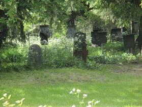hautausmaa. Puistossa on paikalla olleen kirkon (1664-1865) muistomerkki. historia: Omaksi emäseurakunnan Limingan alaiseksi kappeliseurakunnaksi muodostettiin v. 1655.