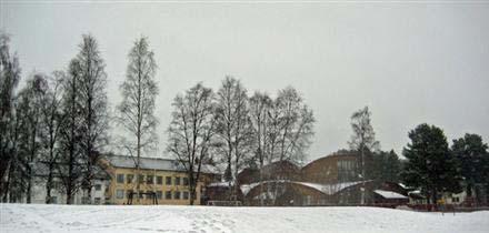 kirkonkylänraitin varressa keskeisellä paikalla sijaitseva 1950-luvun koulu.