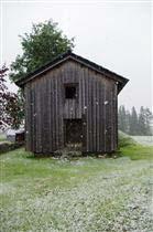 1899, kaksikerroksinen harvinainen jalka-aitta vuodelta 1692 (lautavuoraus 1967), pitkä puojirakennus 1800-1900-luvun vaihteesta, tiilirunkoinen navetta sekä uudempia