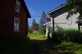 Väentupa-luhti; Lähiympäristö: njoen varressa peltoaukeiden keskellä. Sembramäntyjä kasvaa talon nurkalla. Tilalle johtaa silta. Jokirannassa raitoja.