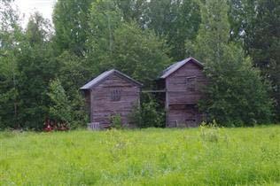 ryhmässä sijaitsevat perinteistä rakennuskantaa edustavat aitat (5kpl) 1800-luvulta. Paikallisesti merkittävät 1800-luvun aitat.